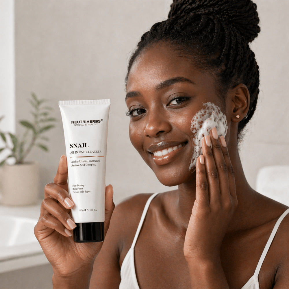 Vrouw gebruikt Neutriherbs Snail All In One Cleanser met rijk reinigingsschuim voor een milde gezichtsreiniging. Hydraterende gezichtsreiniger die de huid effectief reinigt zonder uit te drogen en geschikt is voor alle huidtypes.