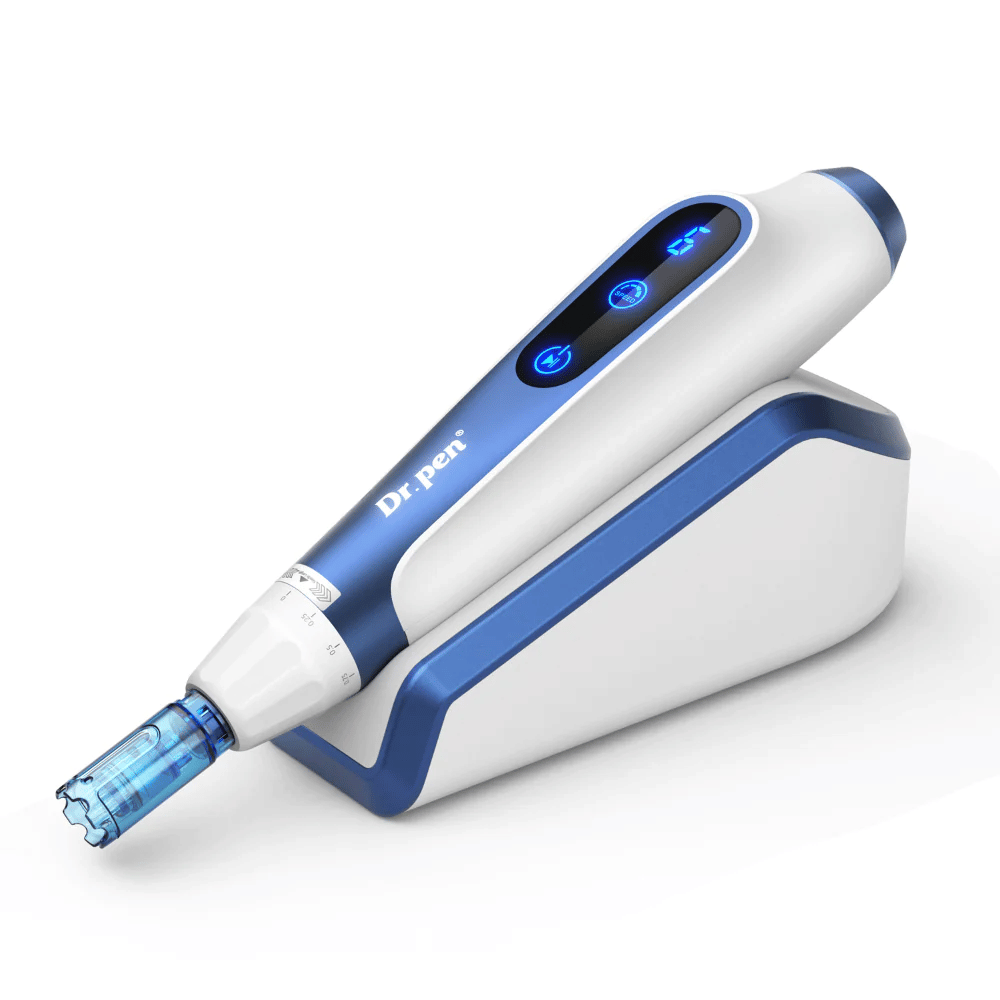 Productafbeelding van Dr. Pen A11 in wit en blauw ontwerp op zijn inductielader – geavanceerde microneedling-pen voor huidverbetering.