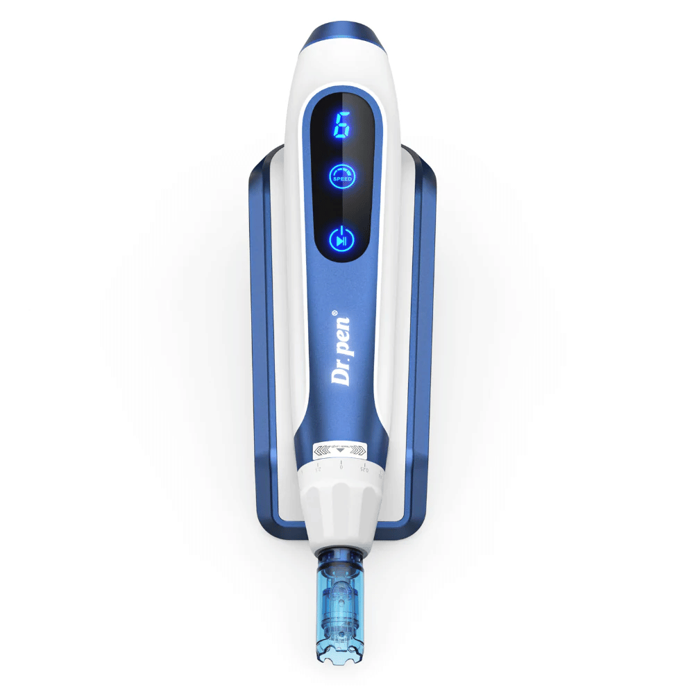 Close-up van Dr. Pen A11 in blauw en wit ontwerp met verlichte digitale knoppen en naaldpatroon. Geavanceerde microneedling-pen voor professionele huidverjonging en serumabsorptie.