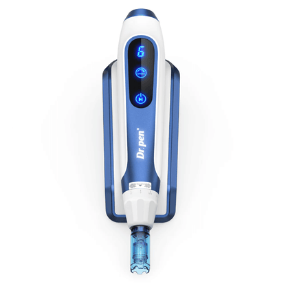 Close-up van Dr. Pen A11 in blauw en wit ontwerp met verlichte digitale knoppen en naaldpatroon. Geavanceerde microneedling-pen voor professionele huidverjonging en serumabsorptie.