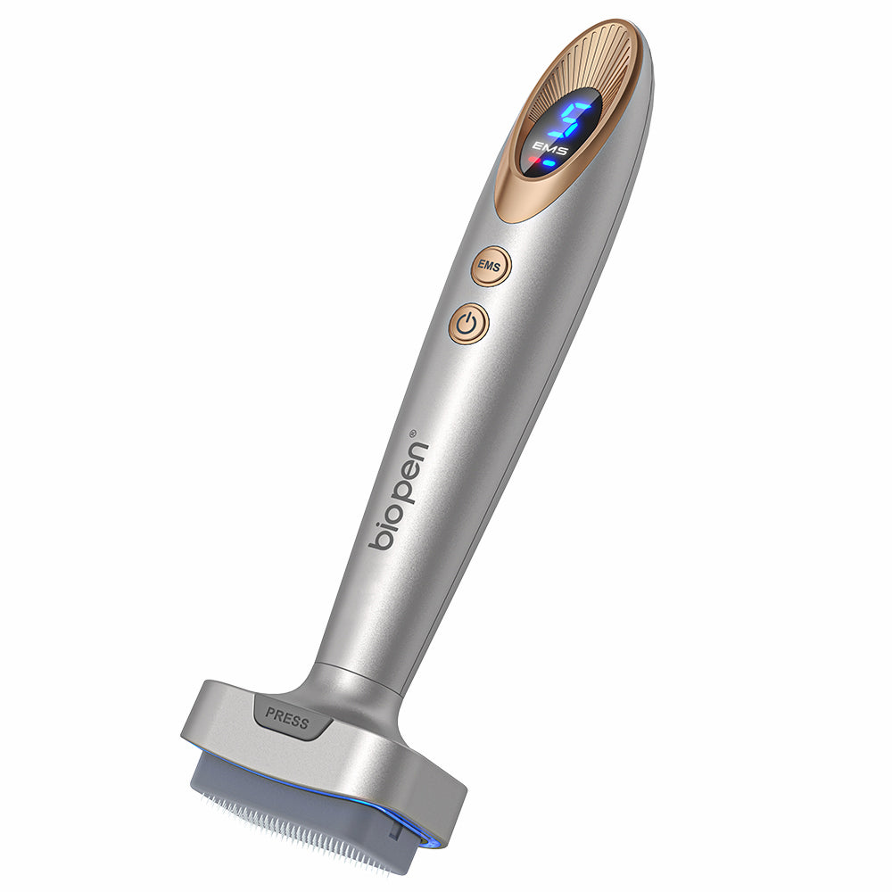 Bio Pen Bio 6 microneedling-apparaat in zilver met EMS-functie en LED-display, ontworpen voor huidverjonging, versteviging en verbeterde serumabsorptie.