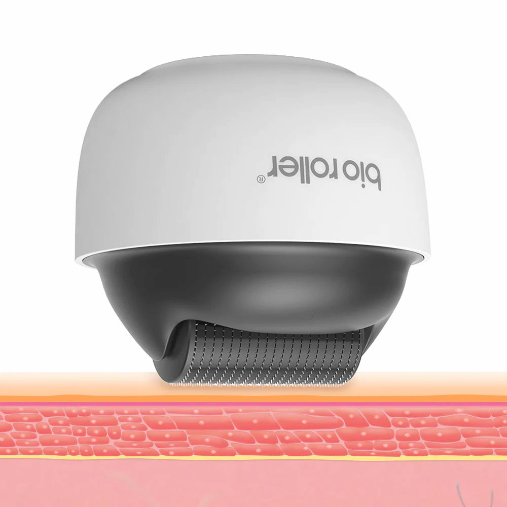 Bio Roller G4 microneedling-roller die laat zien hoe de micronaalden het huidoppervlak penetreren om collageen te stimuleren en de huidstructuur te verbeteren.
