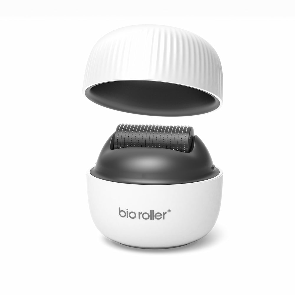 Bio Roller G4 microneedling-roller met beschermkap open, toont de naaldkop die wordt gebruikt voor huidverjonging en verbeterde productabsorptie.