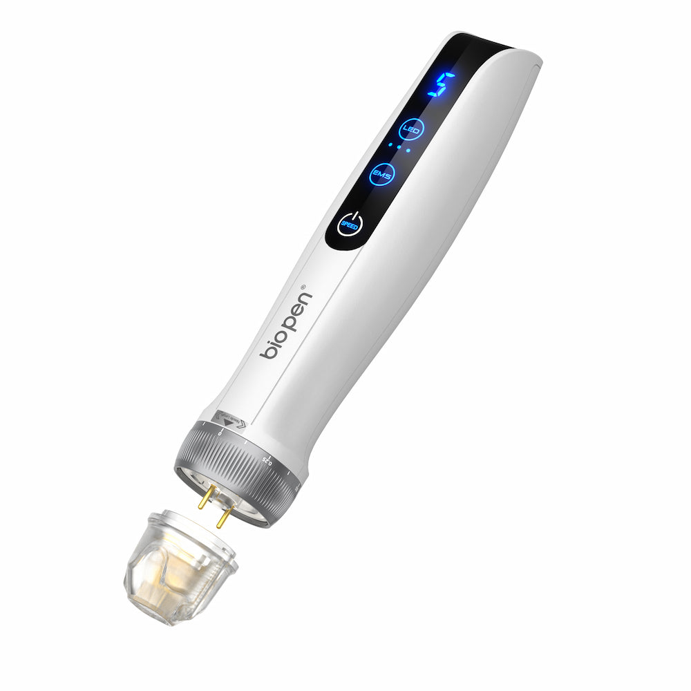 Bio pen Q2 microneedling-pen in wit met blauwe LED-display, getoond met verwijderde naaldcartridge waar de twee contactpennen zichtbaar zijn.