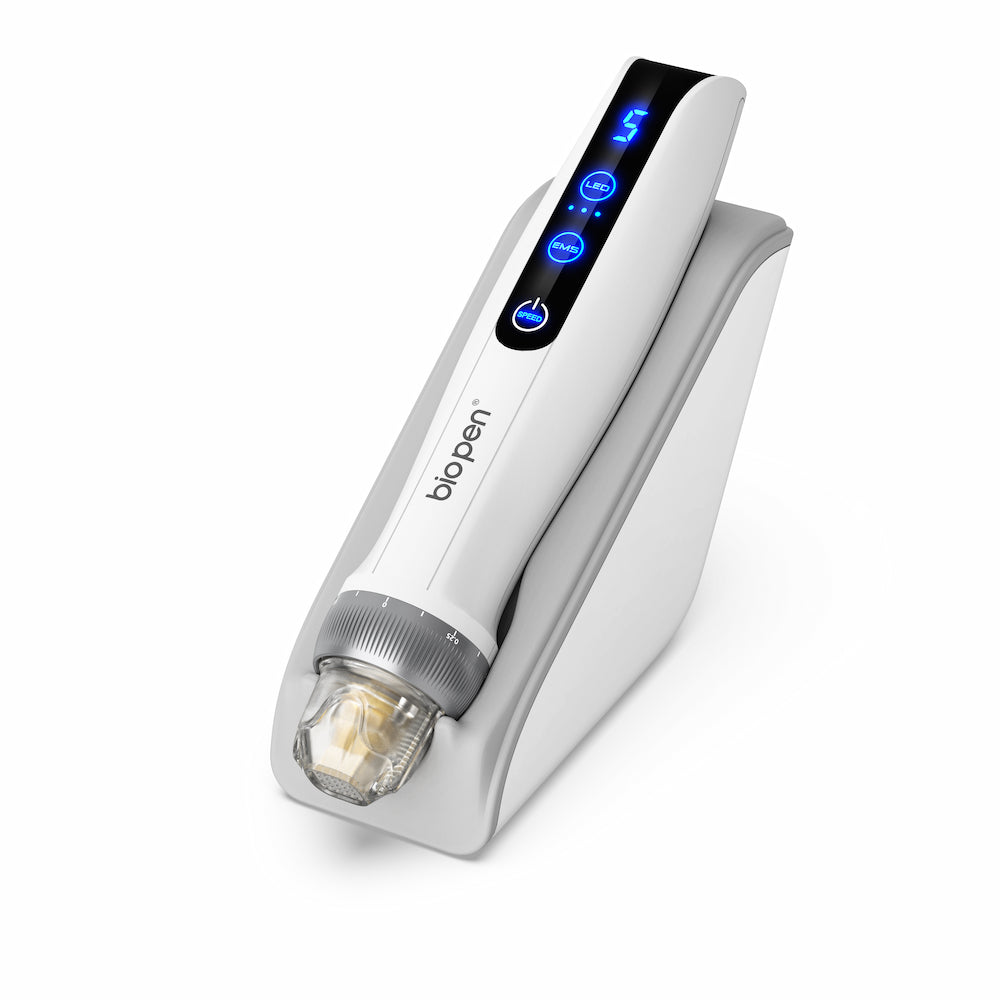 Witte BioPen Q2 microneedling-pen geplaatst in een witte standaard, met blauwe digitale LED-display en transparante naaldmodule.