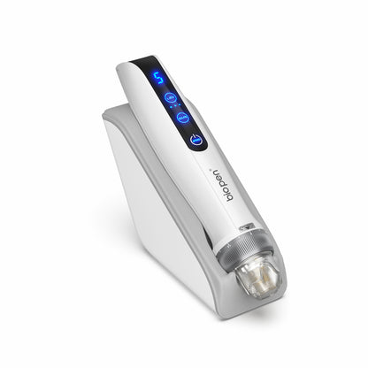 Witte BioPen Q2 microneedling-pen geplaatst op een grijze standaard, met blauwe LED-display en transparante naaldmodule aan de voorkant.