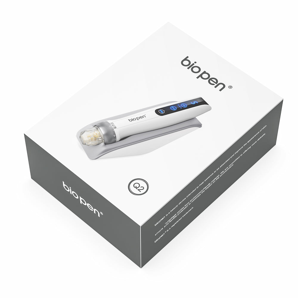 Biopen Q2 microneedling-pen getoond op de bovenkant van een witte en grijze productdoos met duidelijk logo en afbeelding van de pen op het deksel.