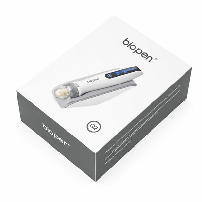 Biopen Q2 microneedling-pen getoond op de bovenkant van een witte en grijze productdoos met duidelijk logo en afbeelding van de pen op het deksel.