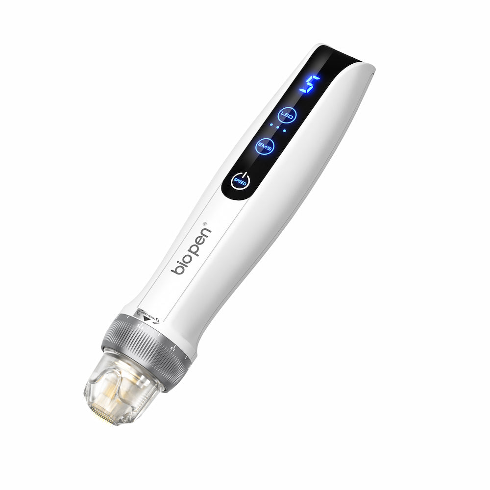 Witte BioPen Q2 microneedling-pen met digitale LED-display, functietoetsen en transparante naaldmodule.