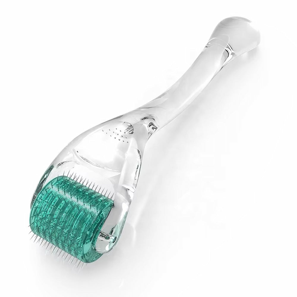 Dermaroller DRS 192 voor microneedling met transparant handvat en groene naaldenroller, wordt gebruikt om collageen te stimuleren, de huidstructuur te verbeteren en fijne lijntjes te verminderen.
