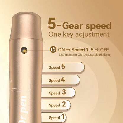 Illustratie van Dr Pen M5 in goud die 5-staps snelheidsaanpassing met één knop toont, evenals een LED-indicator die anders knippert afhankelijk van de snelheidsniveau van 1 tot 5.