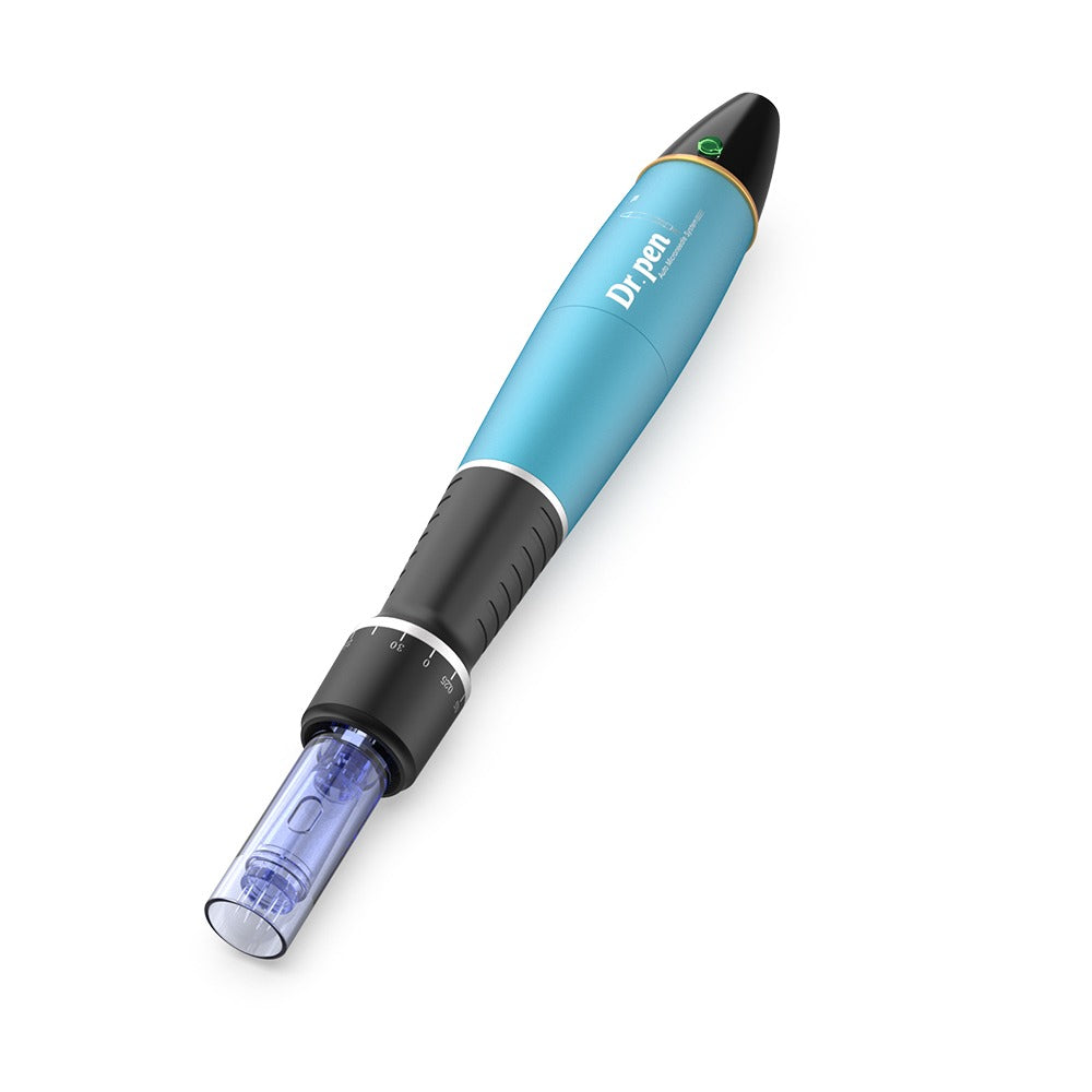 Dr. Pen A1 blauwe microneedling-pen met naaldpatroon, ergonomisch micronaaldapparaat voor professionele huidbehandeling.