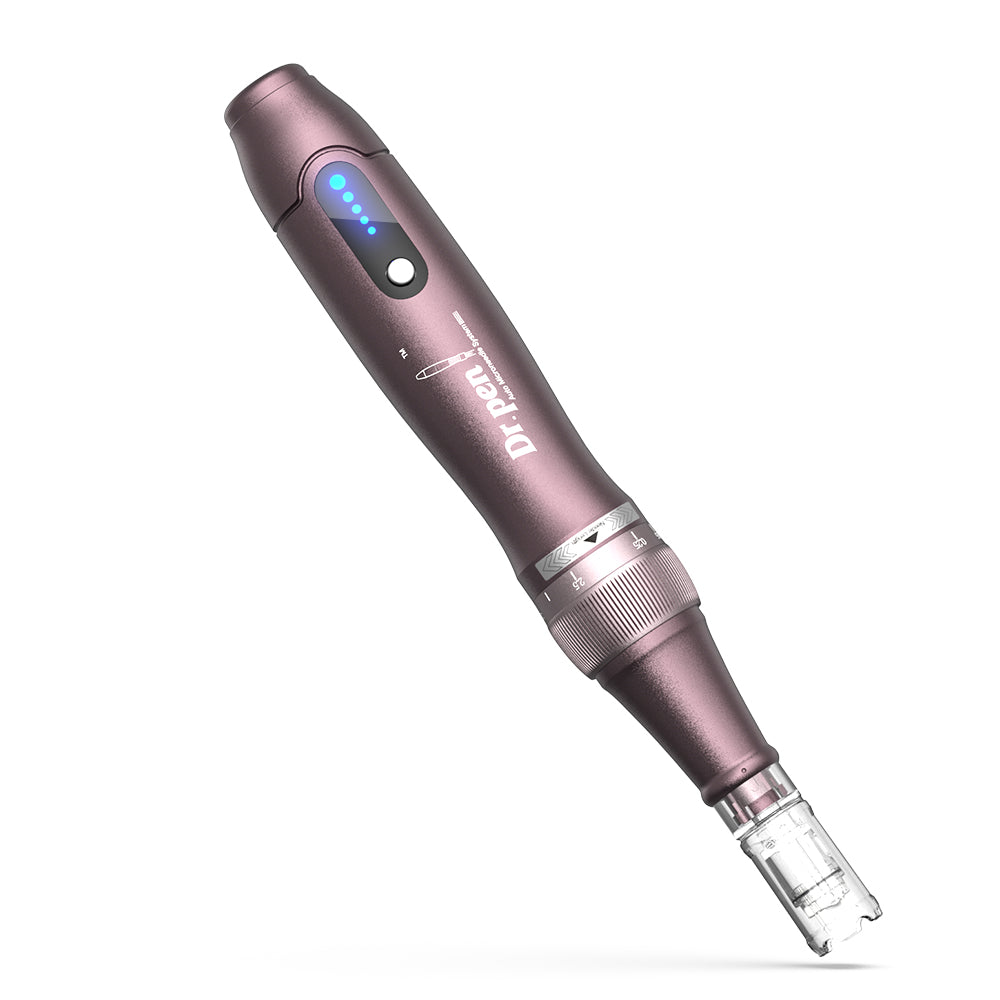 Dr. Pen A10 microneedling pen in paars met blauwe LED-indicator en naaldhoofd voor nauwkeurige en professionele huidbehandeling.