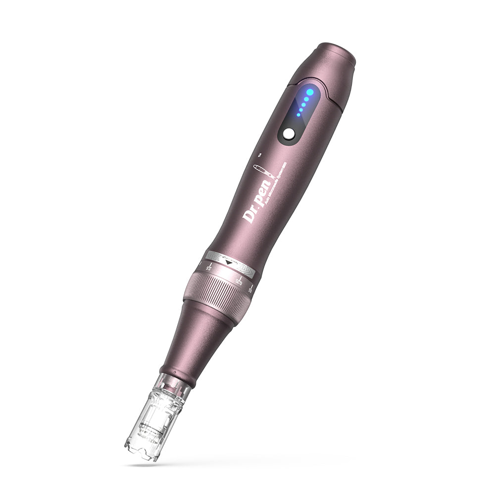 Dr. Pen A10 microneedling pen in paars met LED-indicator en gemonteerd naaldhoofd voor nauwkeurige en professionele huidbehandeling.