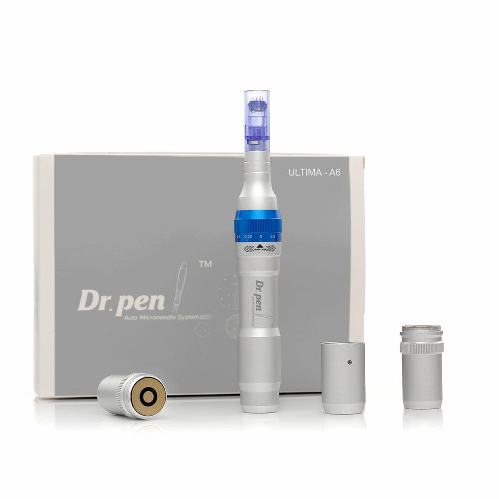 Dr. Pen A6 micronaaldpen in zilver met blauwe naaldpatroon, getoond samen met verwisselbare batterijonderdelen en originele verpakking.