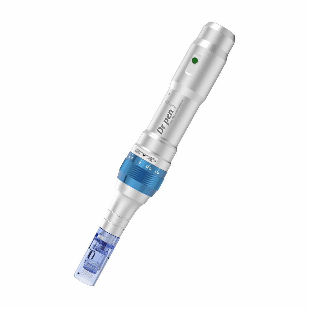 Dr. Pen A6 micronaaldpen in zilver met blauwe naaldpatroon en verstelbare naalddiepte voor professionele huidbehandeling.