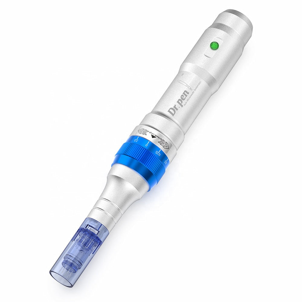 Dr. Pen A6 micronaaldpen in zilver met blauwe naaldpatroon en verstelbare naalddiepte voor professionele huidbehandeling.