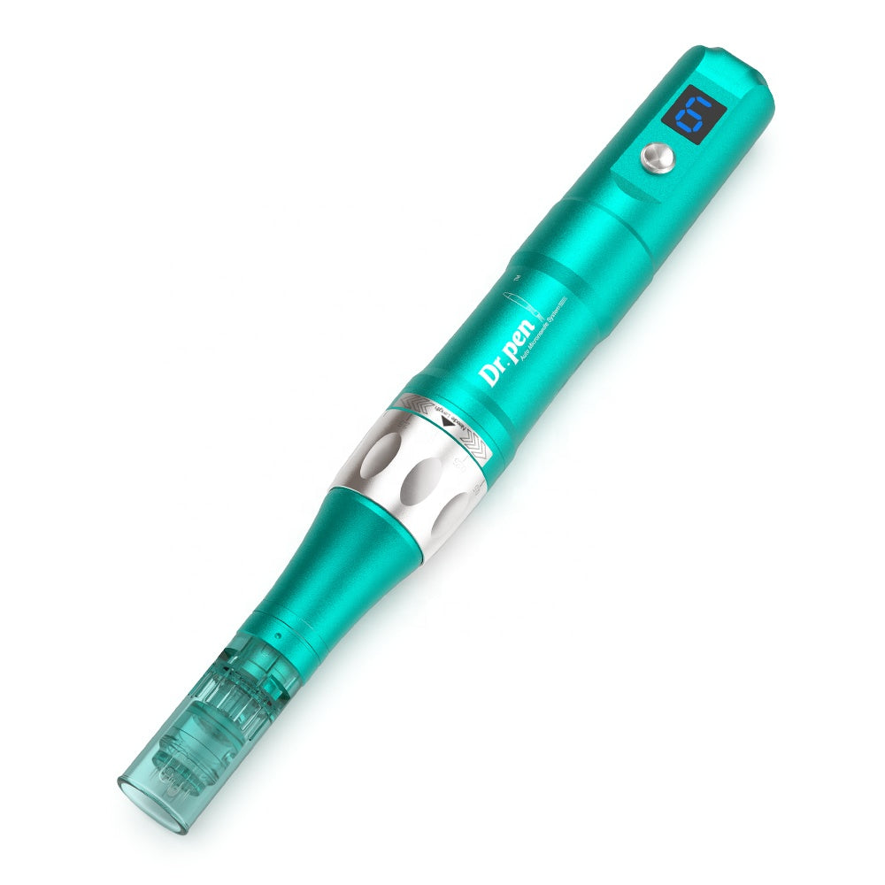 Dr. Pen A6S micronaaldpen in turquoise kleur met digitaal display en gemonteerde naaldkop voor professionele huidbehandeling.
