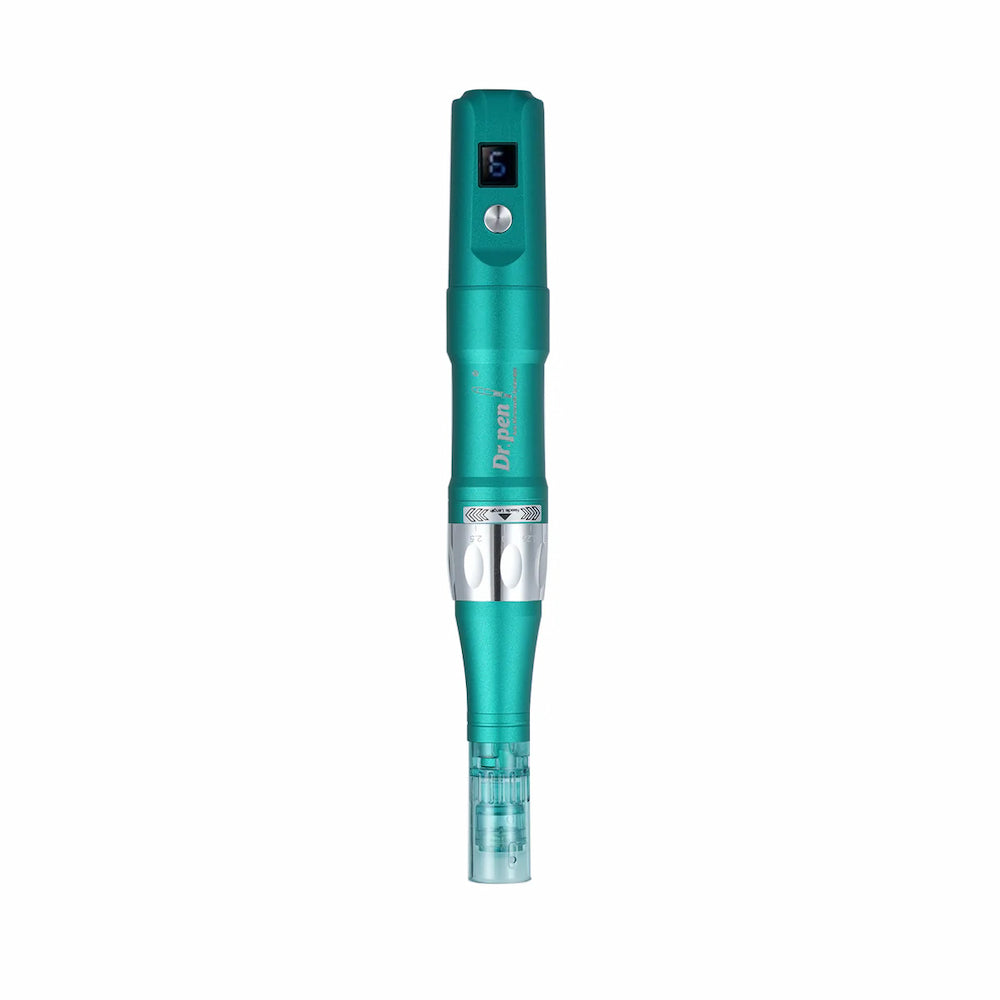 Dr. Pen A6S micronaaldpen in turquoise kleur gezien van voren met blauwe naaldpatroon en digitaal display voor professionele huidbehandeling.