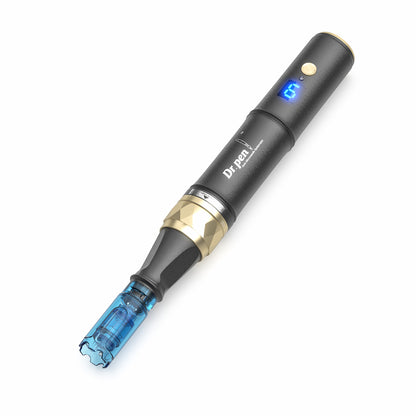 Dr. Pen A8S microneedling dermapen in zwart en goud met blauw digitaal display en gemonteerd naaldhoofd voor geavanceerde huidbehandeling.