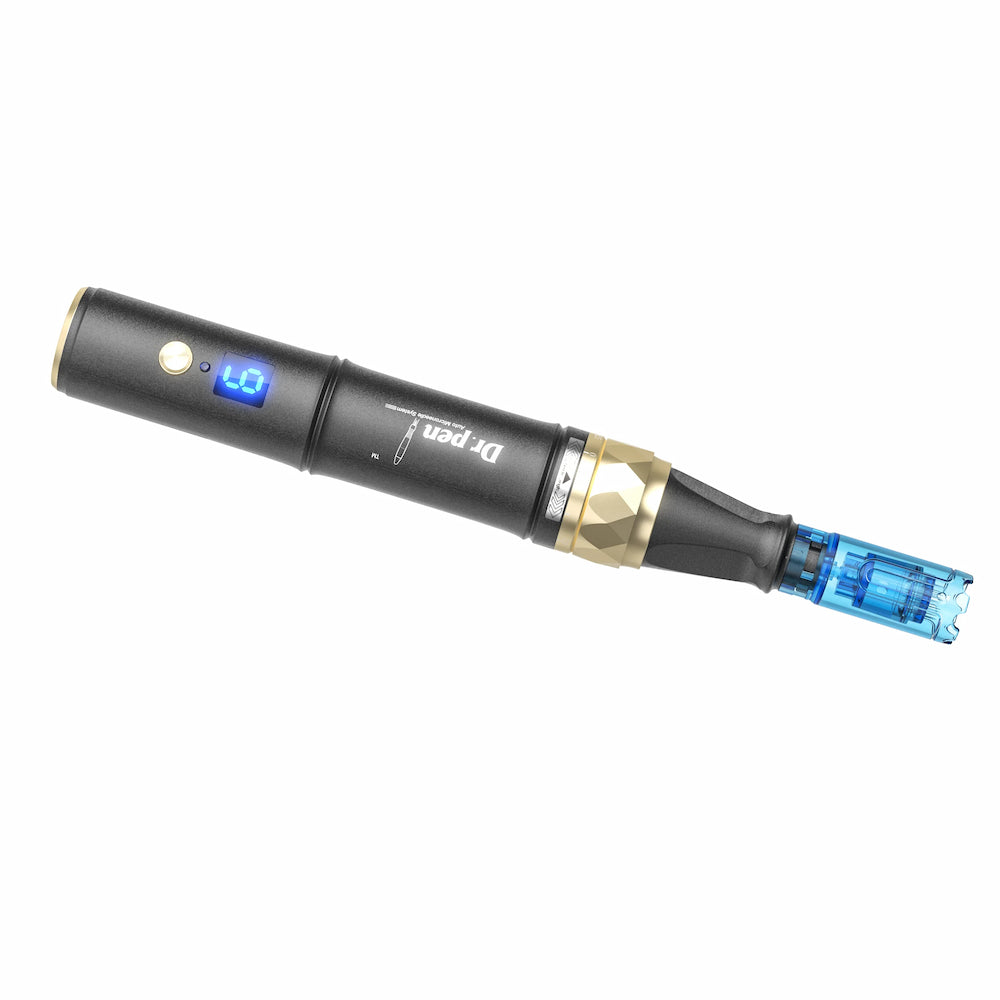 Dr. Pen A8S micronaaldpen in zwart en goud met blauw digitaal display en gemonteerd naaldhoofd voor professionele huidbehandeling.