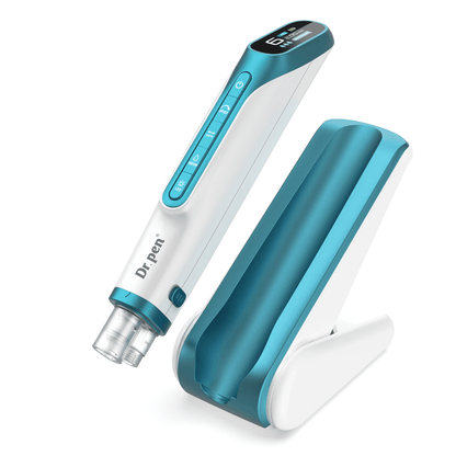 Dr. Pen H6 microneedlingpen met digitaal display en bijbehorende standaard.