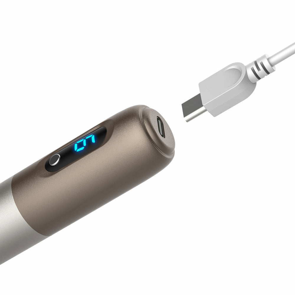 Close-up van Dr. Pen H3 microneedling-pen met USB-C oplaadpoort en digitale LED-display, klaar voor snelle en gemakkelijke oplading.