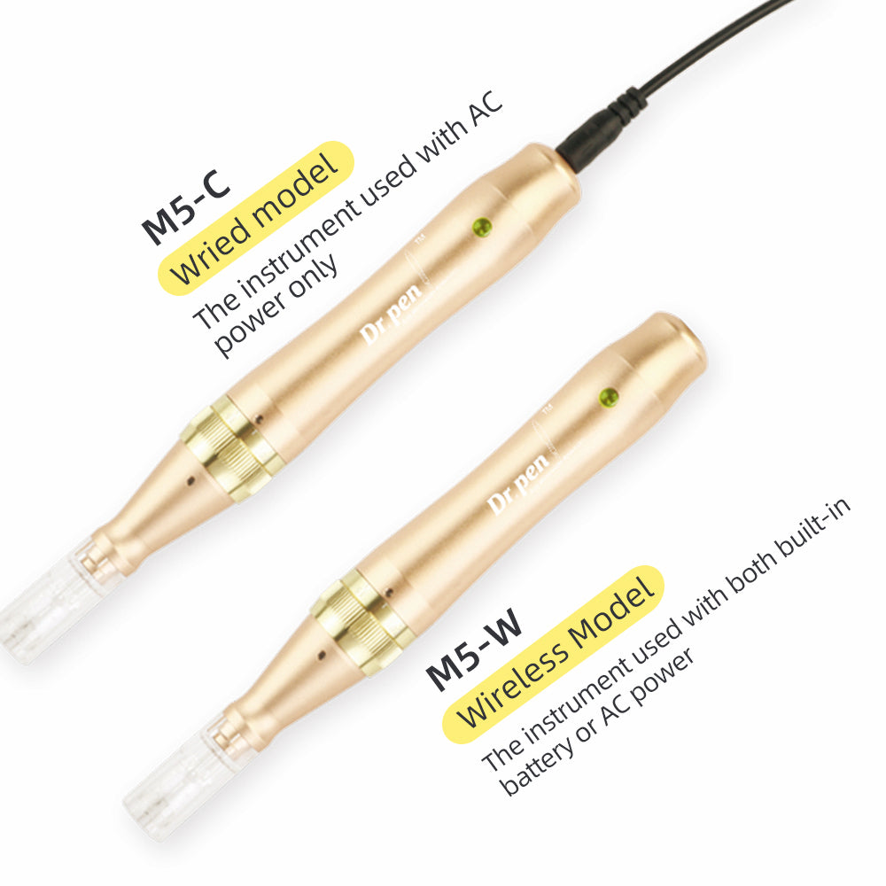 Vergelijking tussen Dr. Pen M5-C en M5-W microneedling-pennen. M5-C wordt getoond als een bekabeld model dat alleen werkt met wisselstroom, terwijl M5-W een draadloos model is dat zowel met ingebouwde batterij als met wisselstroom kan worden gebruikt. Beide pennen zijn goudroze met gemonteerde naaldmodules.