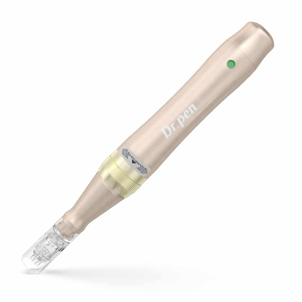 Dr. Pen M5 micronaaldpen in roségoud met gemonteerde naaldpatroon, professionele microneedling-pen voor huidverjonging.