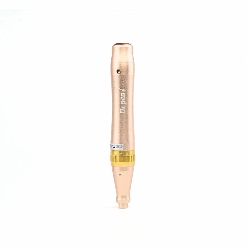 Dr. Pen M5-W microneedling-pen in goud, van voren getoond zonder gemonteerde naaldmodule. De gouden schroefring en instellingsmarkeringen van het gereedschap zijn duidelijk zichtbaar.