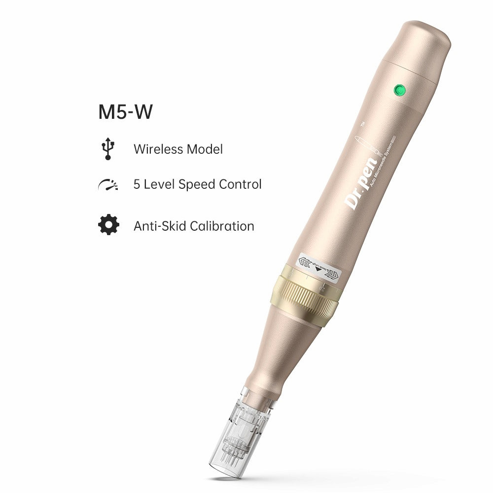 Productafbeelding van Dr. Pen M5-W draadloze microneedling-pen in goud met gemonteerde naaldmodule. Links wordt tekst weergegeven met functies: Draadloos Model, 5 Niveau Snelheidsregeling en Antislip Kalibratie.