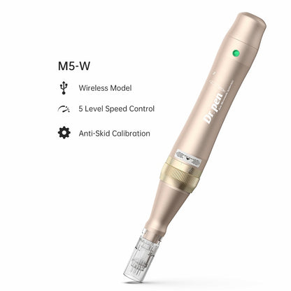 Productafbeelding van Dr. Pen M5-W draadloze microneedling-pen in goud met gemonteerde naaldmodule. Links wordt tekst weergegeven met functies: Draadloos Model, 5 Niveau Snelheidsregeling en Antislip Kalibratie.