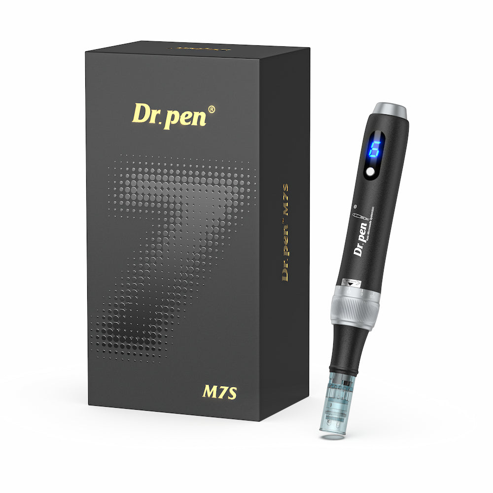 Dr. Pen M7S microneedling-penna med elegant svart lyxförpackning, LED-display och nålpatron för professionell hudbehandling.