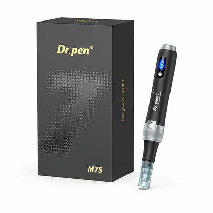 Dr. Pen M7S microneedling-penna med elegant svart lyxförpackning, LED-display och nålpatron för professionell hudbehandling.