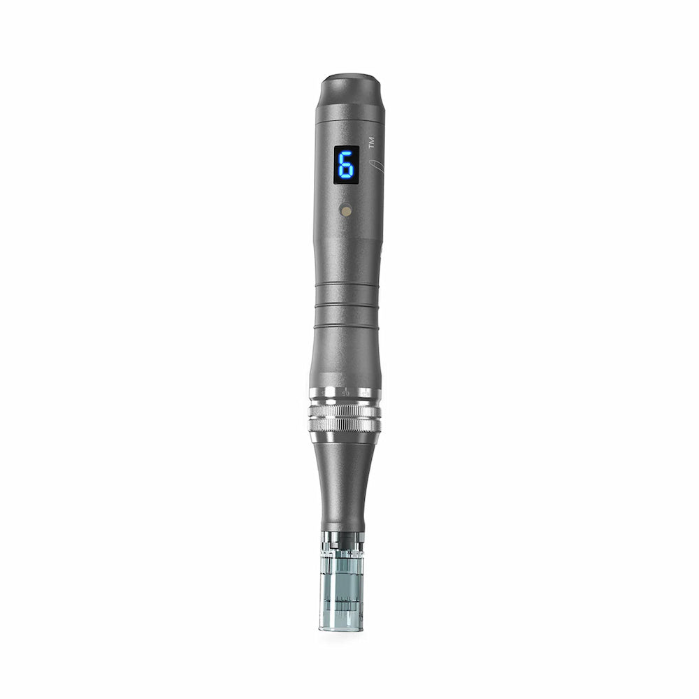 Dr. Pen M8 microneedling-pen in grijze kleur van voren gezien met blauw digitaal display en gemonteerd naaldkop voor professionele huidbehandeling.