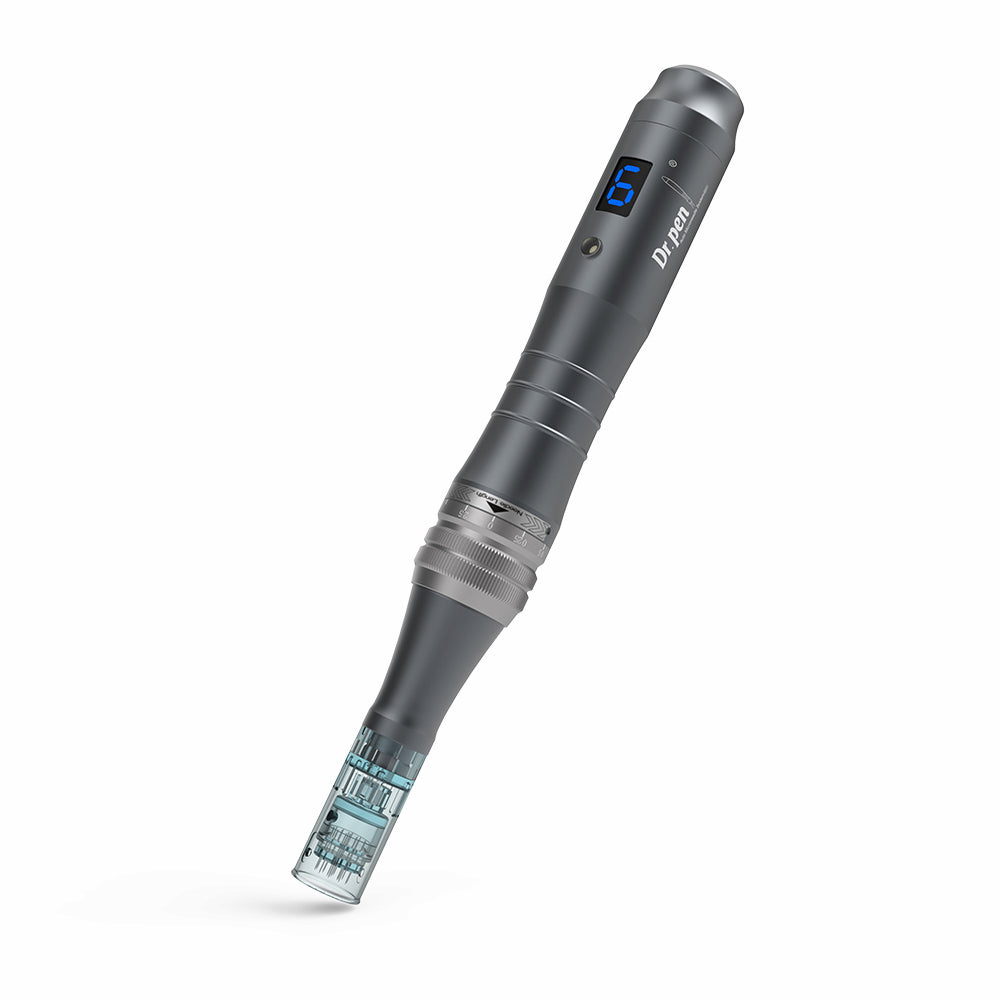 Dr. Pen M8 microneedling-pen in grijze afwerking met blauw digitaal display en gemonteerd naaldkop voor professionele huidbehandeling.