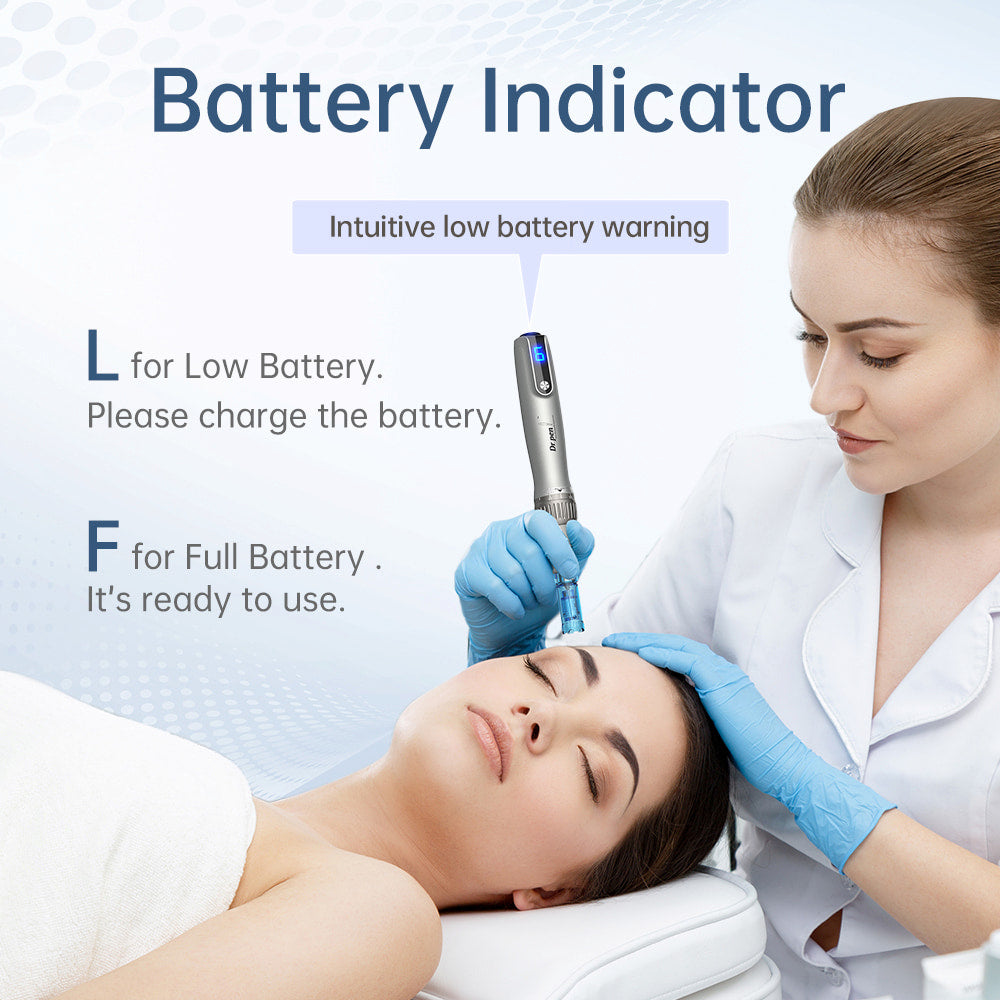 Dr. Pen M8S microneedling-pen met duidelijke batterij-indicator, gebruikt door een behandelaar tijdens professionele huidbehandeling in een klinische omgeving.