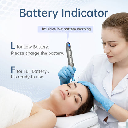 Dr. Pen M8S microneedling-pen met duidelijke batterij-indicator, gebruikt door een behandelaar tijdens professionele huidbehandeling in een klinische omgeving.
