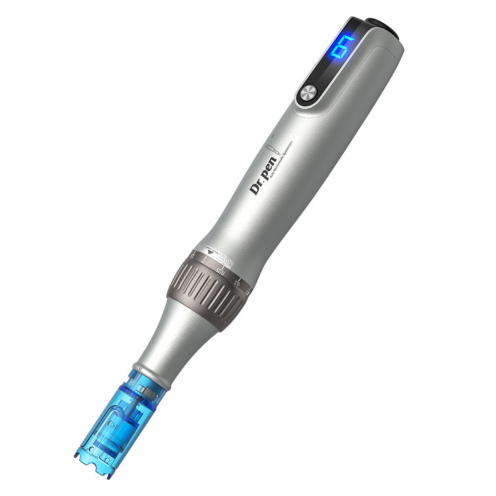 Dr. Pen M8S microneedling-pen met LED-display, verstelbare naalddiepte en gemonteerde naaldpatroon voor professionele huidbehandeling.