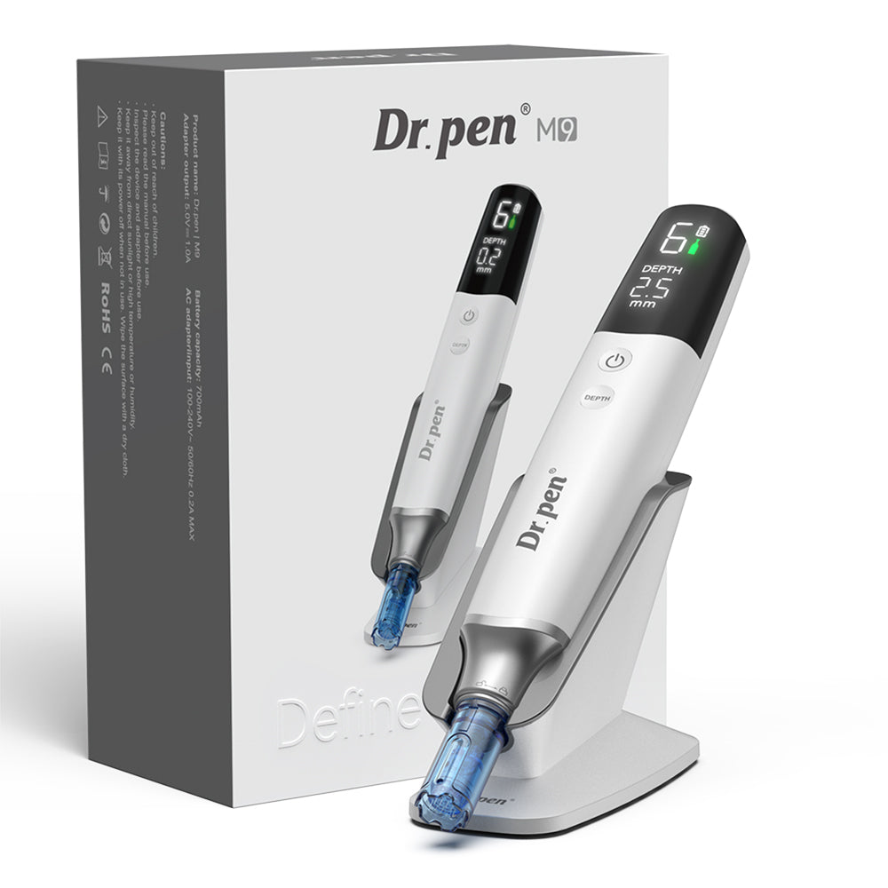 Dr. Pen M9 microneedling-pen met originele verpakking, laadstation en digitaal display voor professionele huidbehandeling.