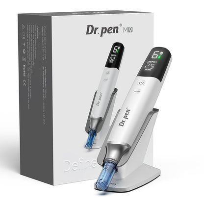 Dr. Pen M9 microneedling-pen met originele verpakking, laadstation en digitaal display voor professionele huidbehandeling.