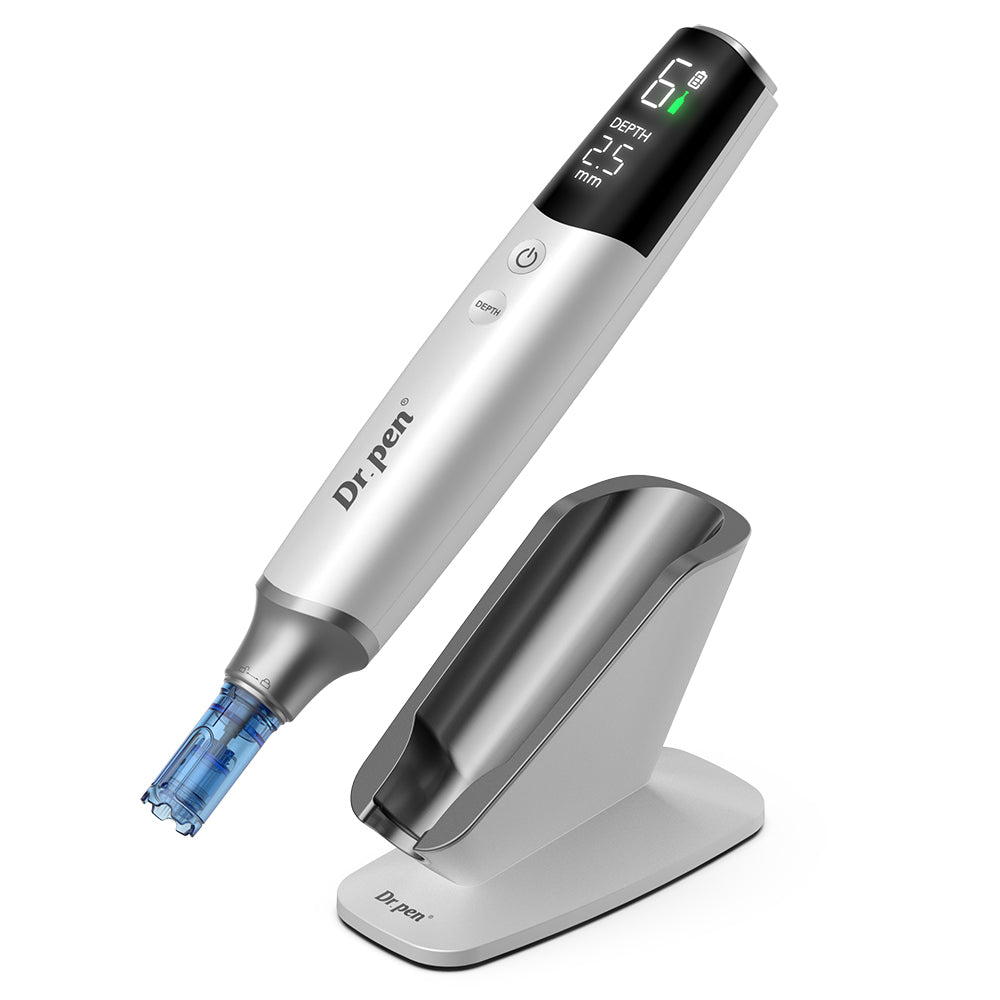 Dr. Pen M9 microneedling-pen met digitaal display en meegeleverde standaard voor veilige en professionele microneedling thuis of in de kliniek.