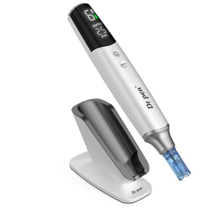 Dr. Pen M9 dermapen met digitaal display, naaldcartridge en elegant laadstation voor professionele microneedling en huidbehandeling.