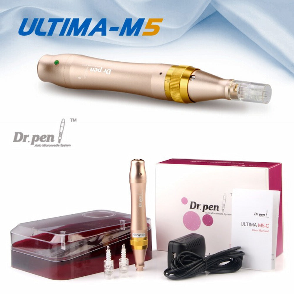 Dr. Pen Ultima M5 microneedling-pen in goud met bijbehorende accessoires, inclusief naaldpatroon, beschermhoes, netadapter en gebruikshandleiding. Het bovenste deel van de afbeelding toont de pen in close-up en de tekst 'ULTIMA-M5'.