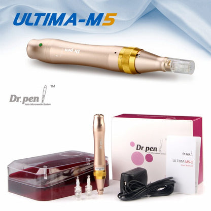 Dr. Pen Ultima M5 microneedling-pen in goud met bijbehorende accessoires, inclusief naaldpatroon, beschermhoes, netadapter en gebruikshandleiding. Het bovenste deel van de afbeelding toont de pen in close-up en de tekst 'ULTIMA-M5'.