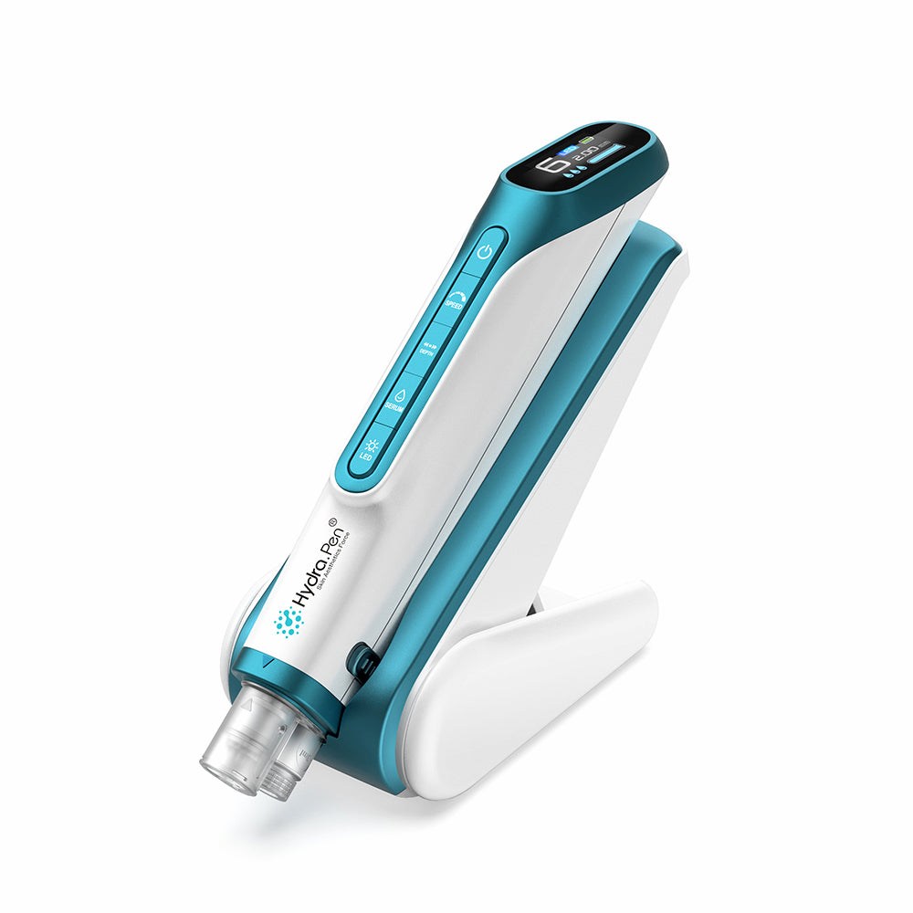 Hydra Pen H6 microneedling-tool op zijn laadstation, ontworpen voor hydra-infusie, verbeterde serumabsorptie en professionele huidverzorging thuis.