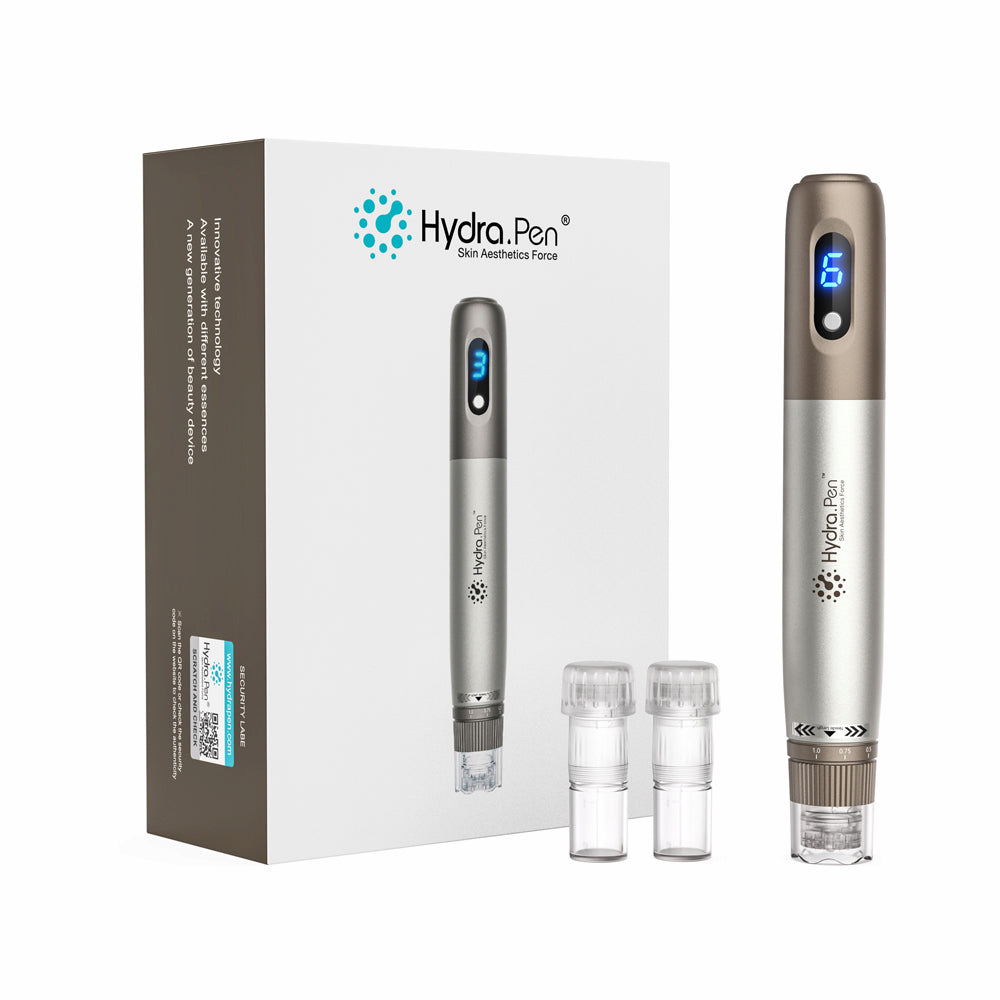 HydraPen h3 microneedling-pen met LED-snelheidsdisplay, twee naaldpatronen en verpakking – professioneel apparaat voor huidbehandeling en serumapplicatie.