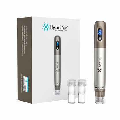 HydraPen h3 microneedling-pen met LED-snelheidsdisplay, twee naaldpatronen en verpakking – professioneel apparaat voor huidbehandeling en serumapplicatie.