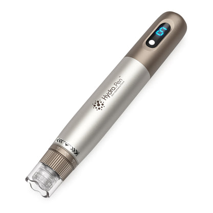 HydraPen H3 microneedling-pen in goud en zilver met digitale snelheidsweergave en naaldmodule aan de voorkant.