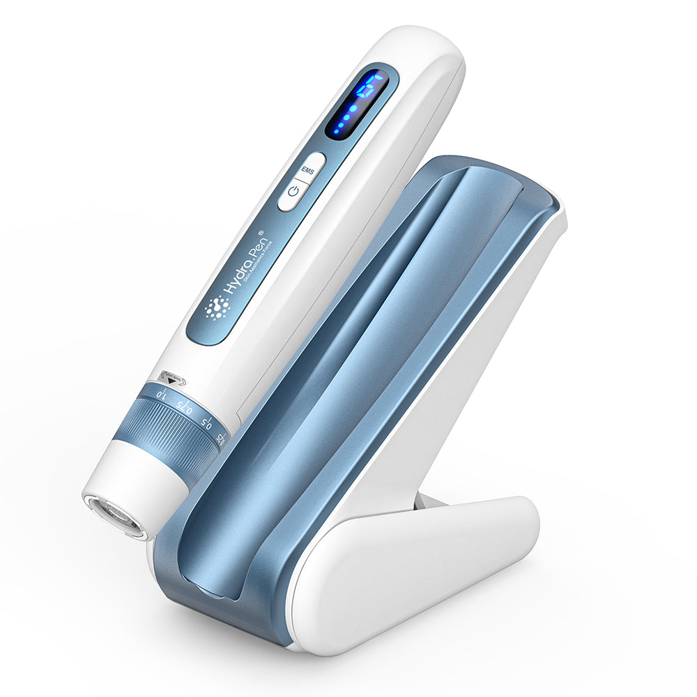 HydraPen H5 witte en blauwe microneedling-pen geplaatst in zijn oplaadstation, geavanceerd micronaaldapparaat voor effectieve seruminfusie en huidverjonging.